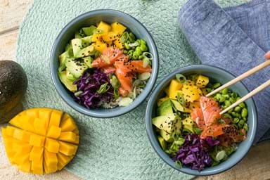 Poké bowl with salmon, avocado and mango - EAT ME
