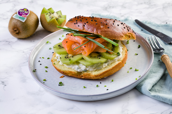 Bagel Met Kiwi En Gerookte Zalm