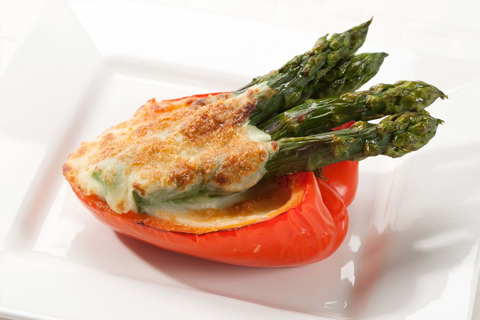 Stuffed sweet pepper with green asparagus
