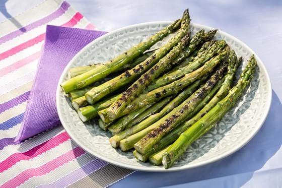 Grilled green asparagus 