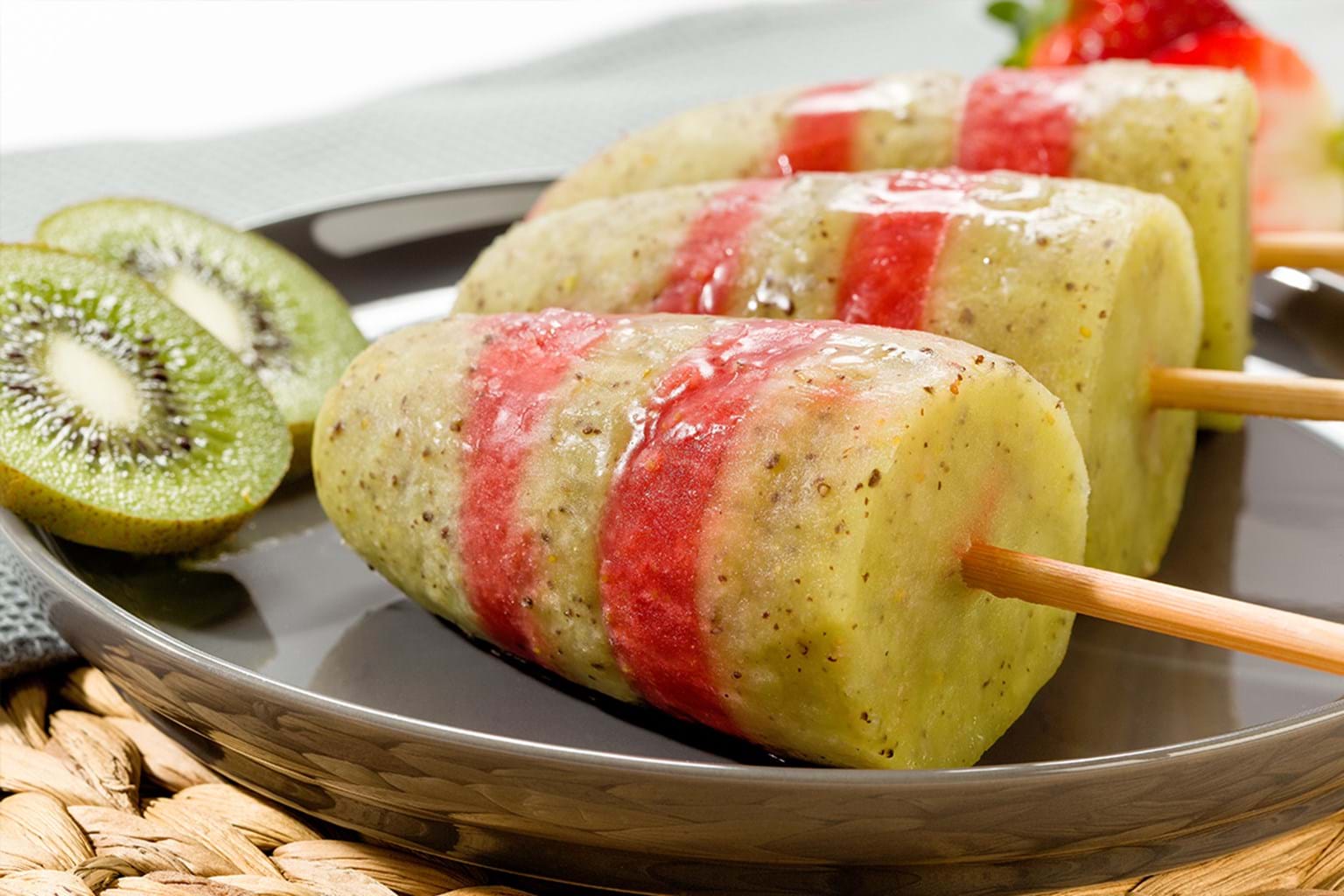 Ice lollies with kiwi and strawberries