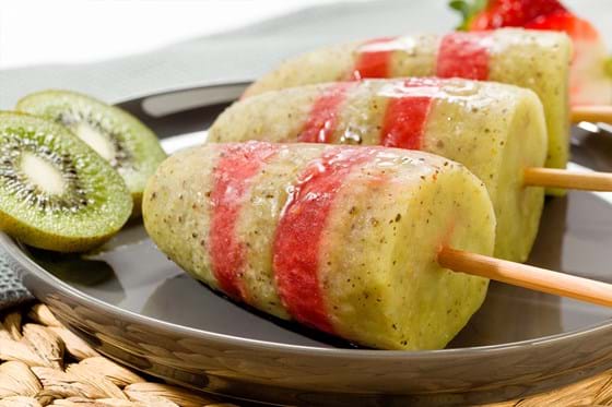 Ice lollies with kiwi and strawberries