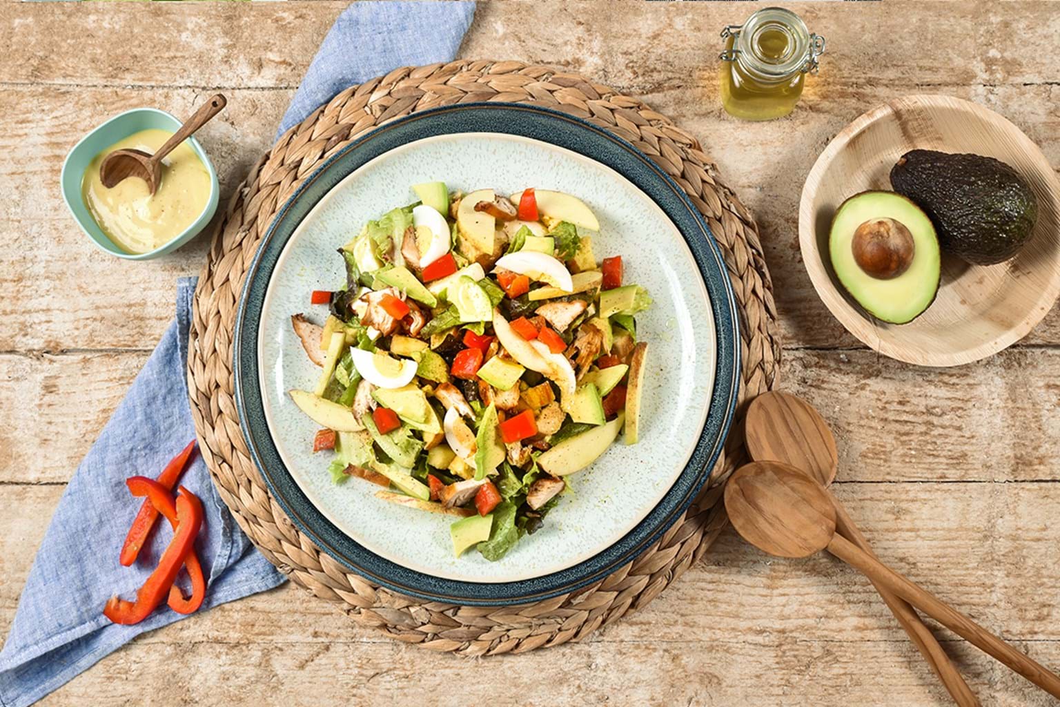 Mahlzeitsalat mit Avocado und Ei