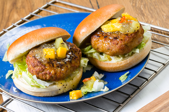 Kipburger Met Mango Kiwi Salsa