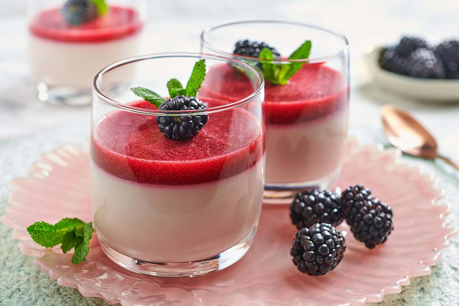 Lime panna cotta with blackberries - EAT ME - EAT ME