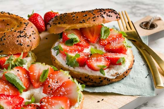 Bagel with ricotta and strawberries