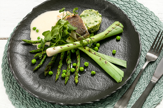 Kabeljauw Met Groene Mini Asperges En Mini Prei