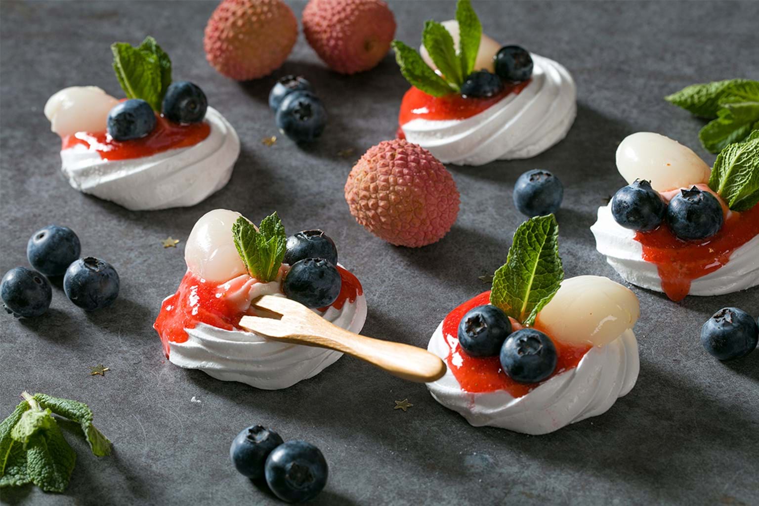 Mini meringue with lychees and blueberries
