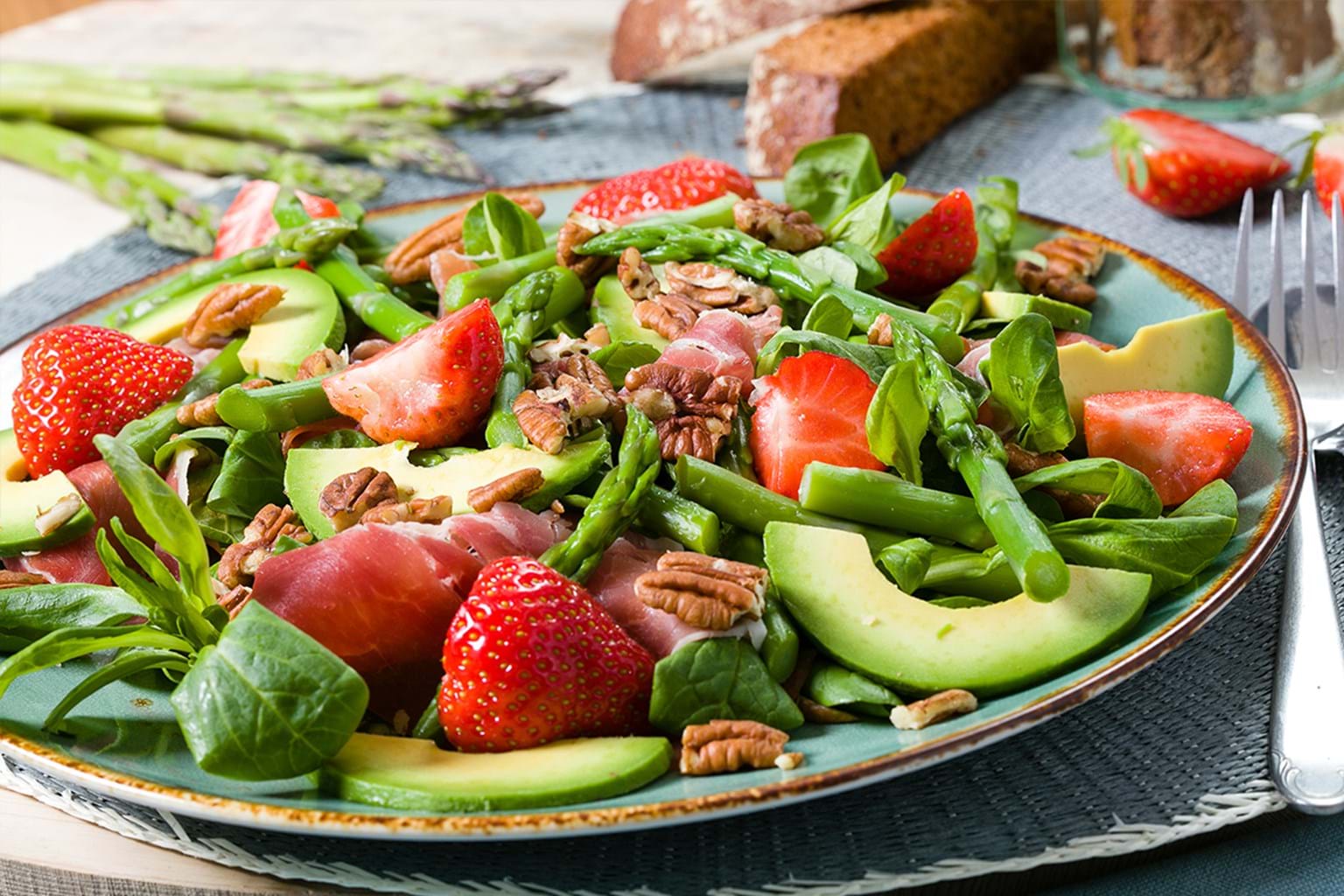 Salat mit grünem Mini-Spargel