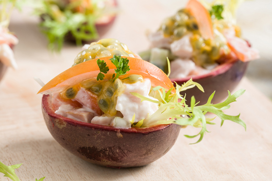 Passiefruit Gevuld Met Gerookte Kip